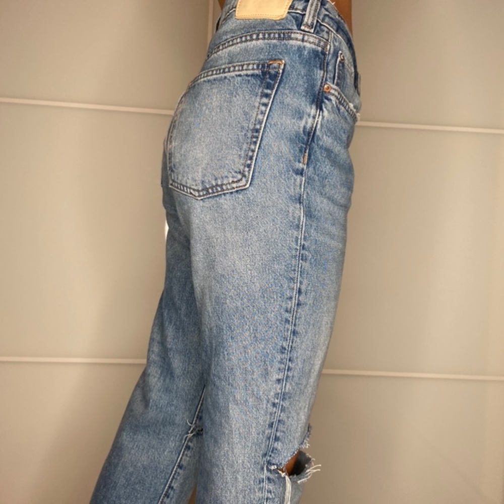 mom jean with hole